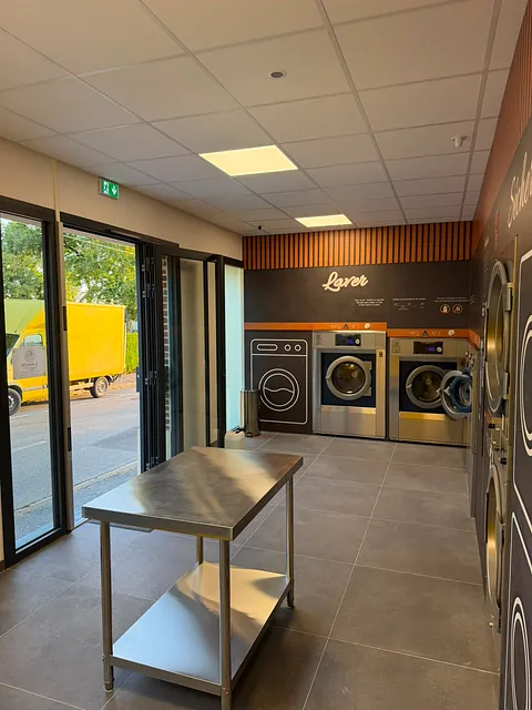 Vêtements empilés avec lessive
